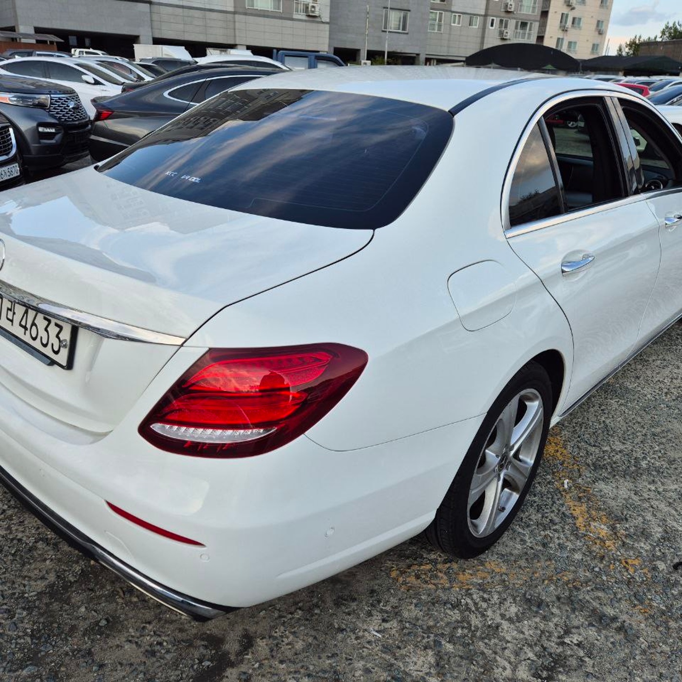 Mercedes-Benz-E200