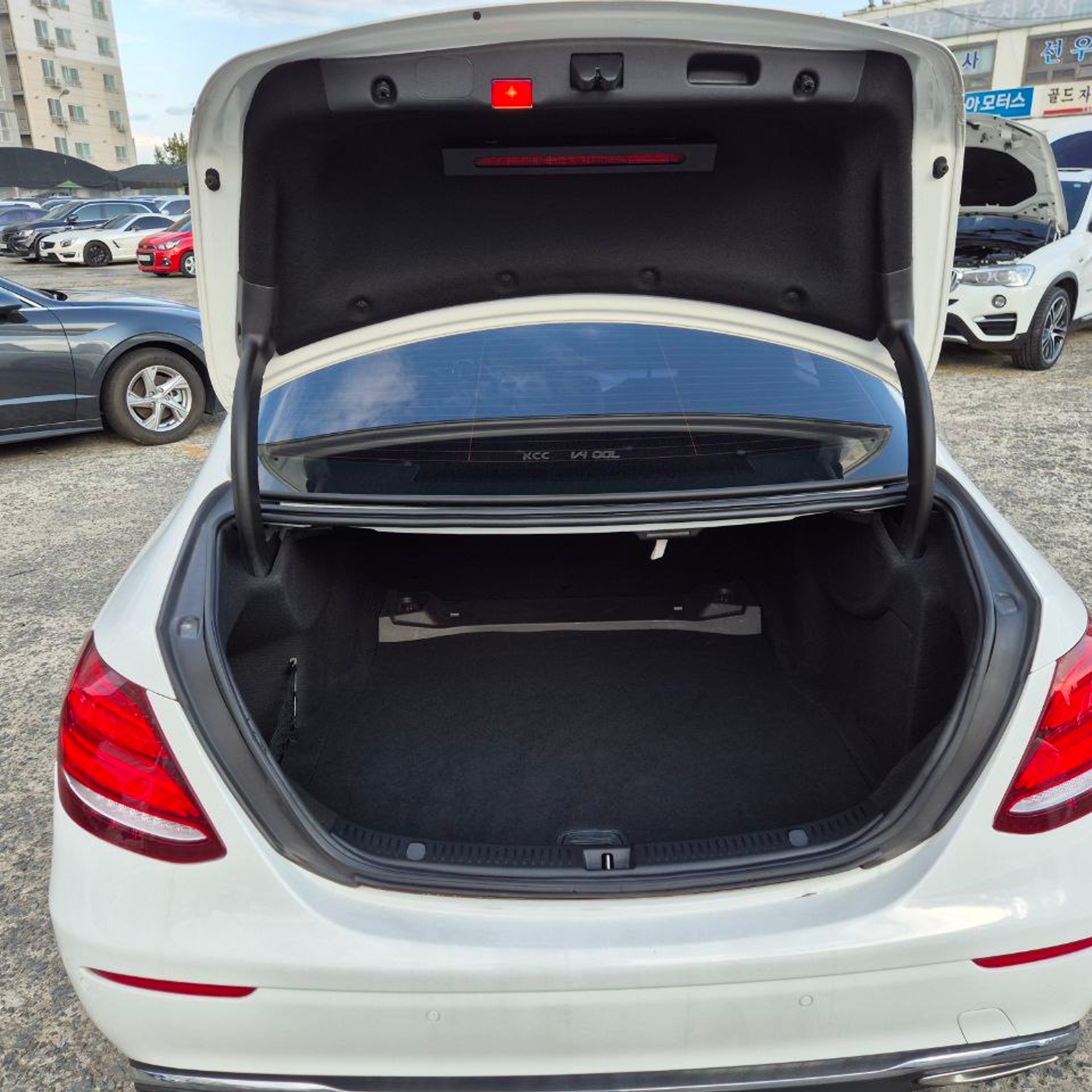 Mercedes-Benz-E200