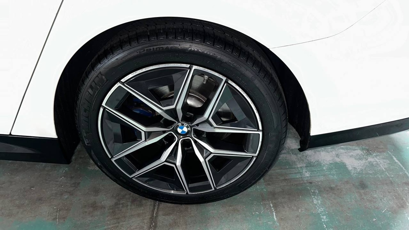 BMW-520i