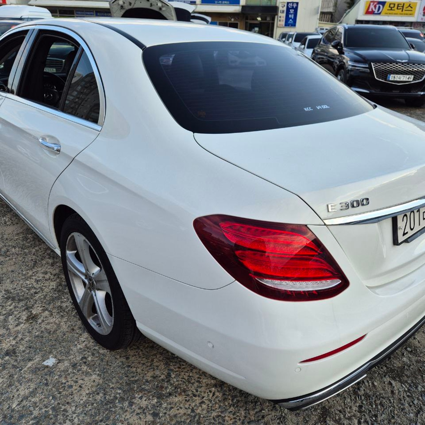 Mercedes-Benz-E200